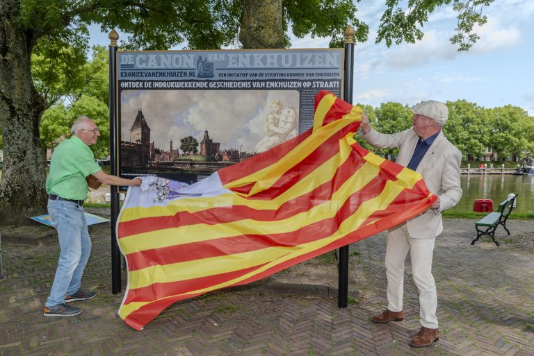 Burgemeester onthult laatste paneel Canon van Enkhuizen