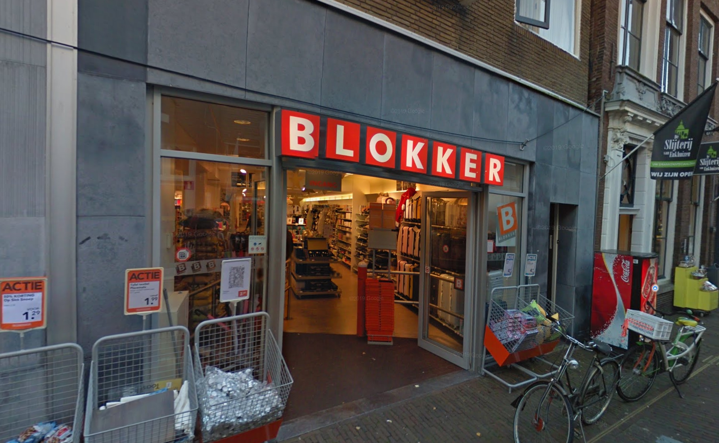 Blokker richting het faillissement, mensen blijven met duizenden DE-cadeaubonnen zitten.