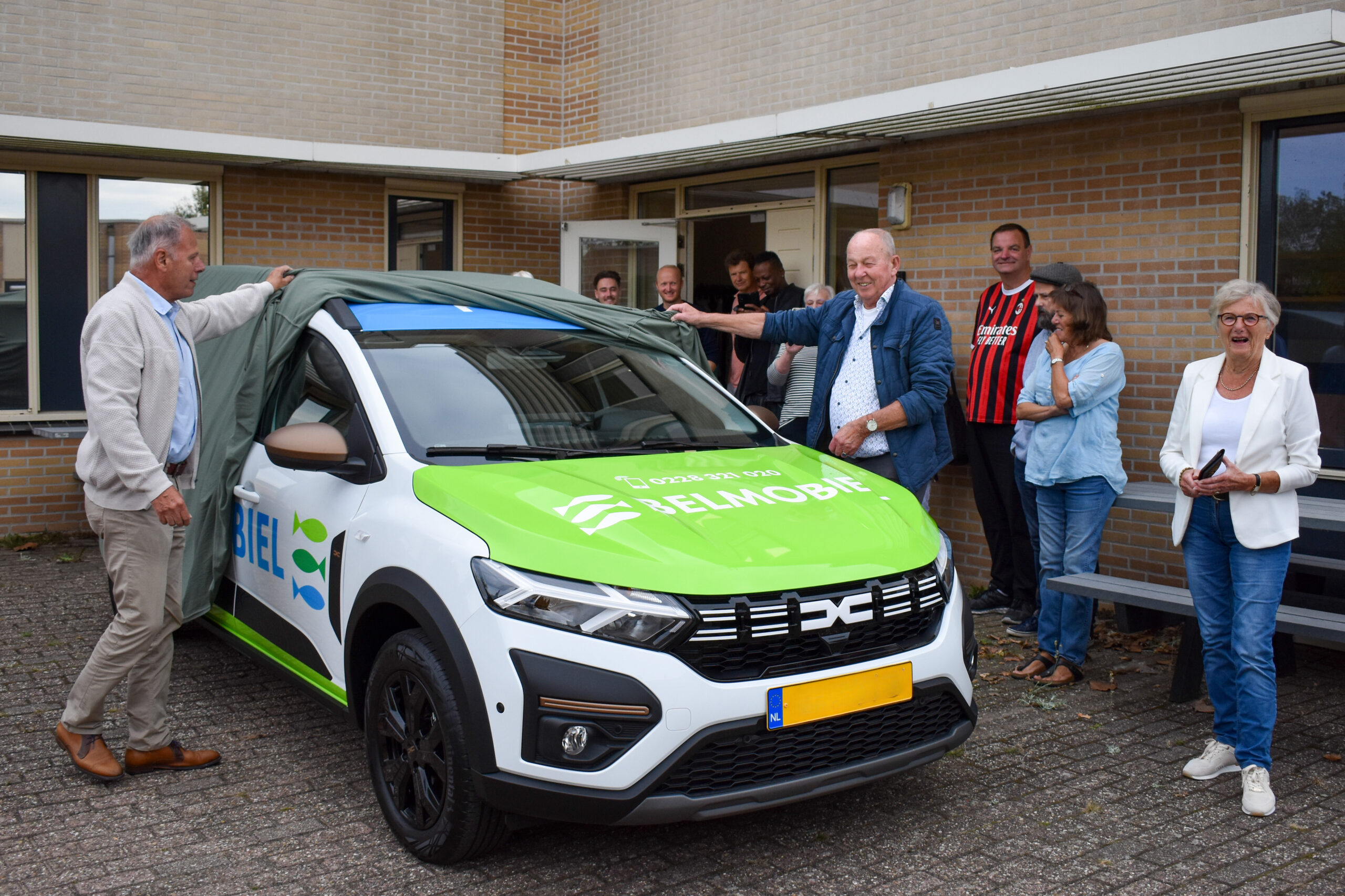 Een nieuwe belmobiel voor Welwonen, de oude was na 16 jaar aan vervanging toe