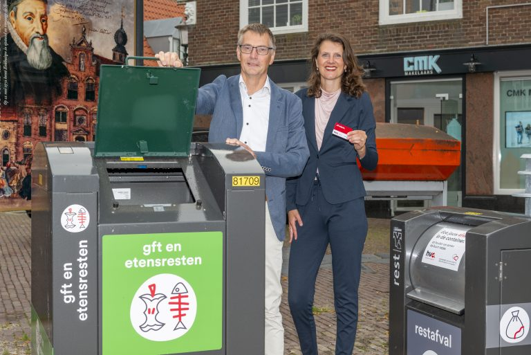 Wethouder Win Bijman en HVC adviseur Marieke Brieffies openen nieuwe afvalcontainers binnenstad Enkhuizen