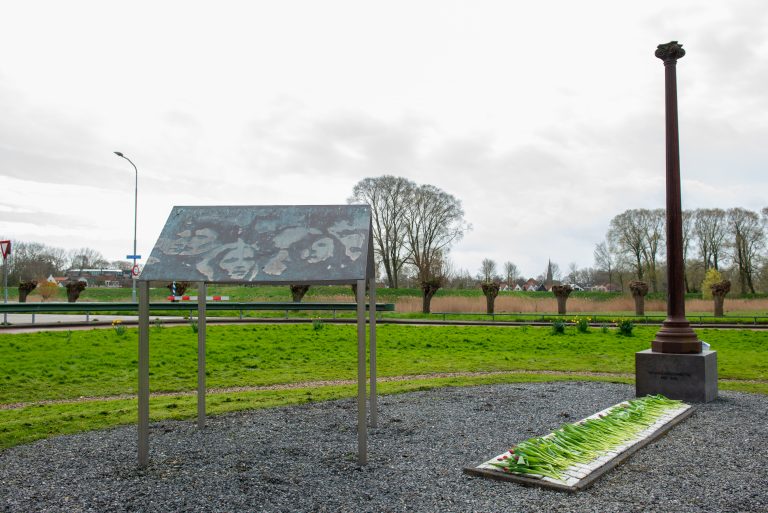 Enkhuizen start restauratie herdenkingsmonument ‘Schaduwcorrectie 1995’