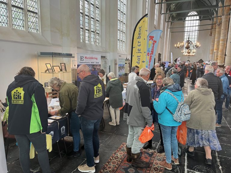 Eerste editie vrijwilligersmarkt SED groot succes, veel mensen wisten de Westerkerk te vinden