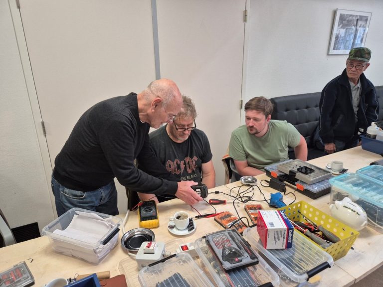 Of het nu gaat om een kapotte broodrooster, een scheur in je favoriete kledingstuk of een fiets met een lekke band – de vrijwilligers in de Repair Cafés helpen graag met het herstellen van je spullen