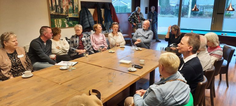 Wethouder Hoogervorst brengt bezoek aan het ‘oogcafé’