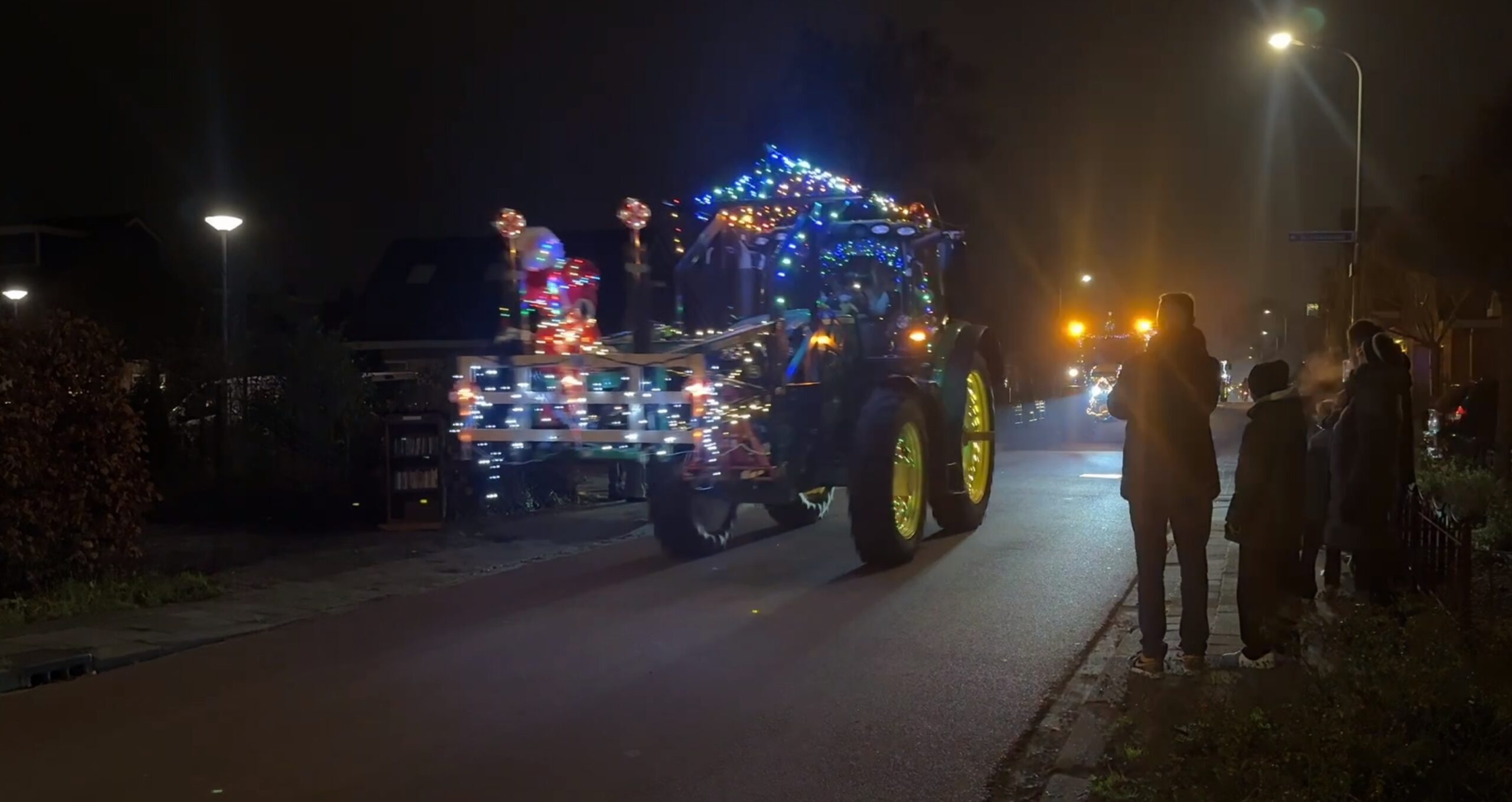 Optocht van verlichte trekkers trok door West-Friesland